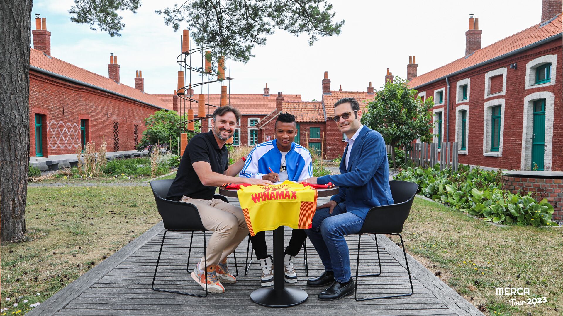 Óscar Cortés fue presentado como nuevo jugadores del RC Lens.