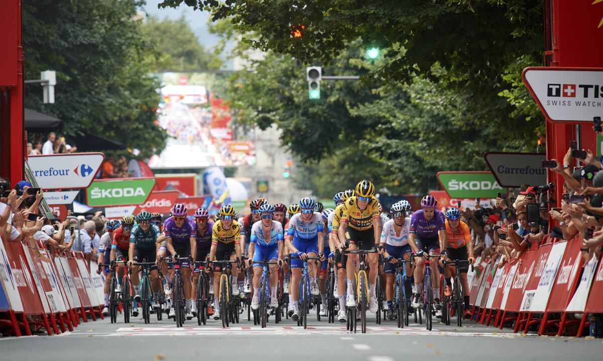 El pelotón alcanza la meta de la quinta etapa de la Vuelta a España en Bilbao, el miércoles 24 de agosto de 2022. (AP/Miguel Oses)