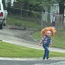 El menor de solo cinco años, según su madre, suele salir a la calle con su disfraz de Chucky para divertir y asustar a los vecinos.