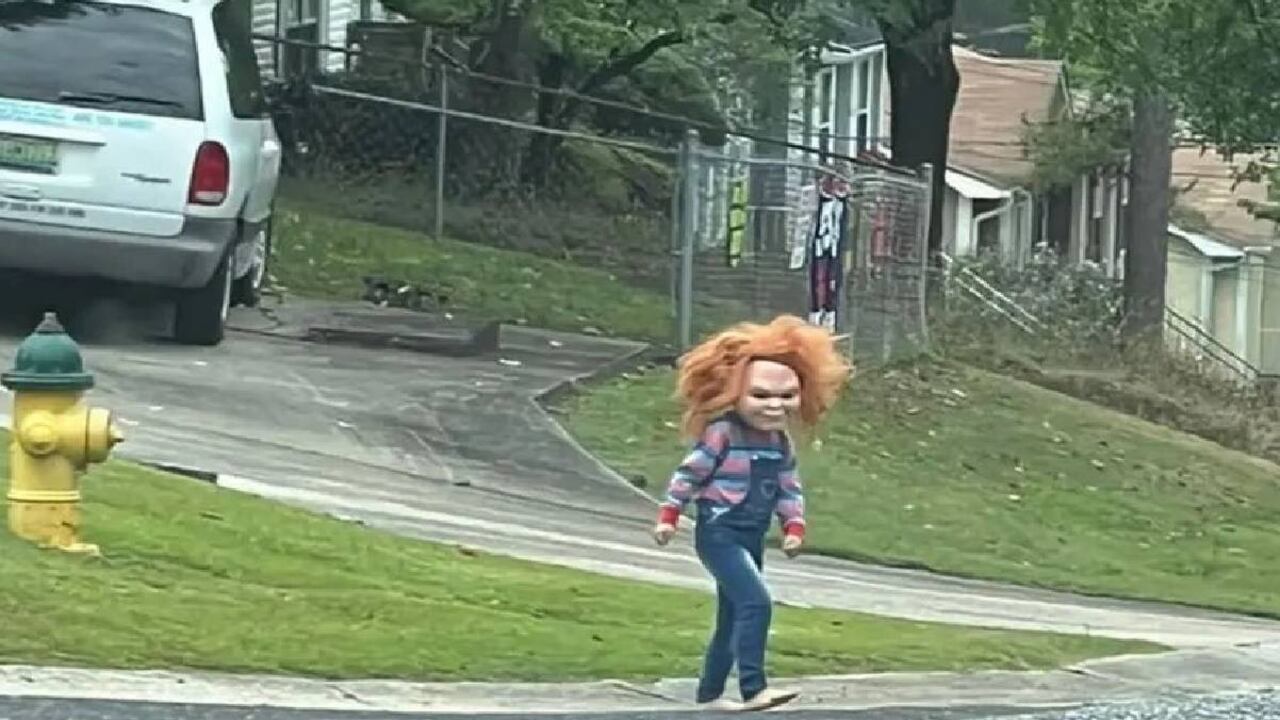 El menor de solo cinco años, según su madre, suele salir a la calle con su disfraz de Chucky para divertir y asustar a los vecinos.