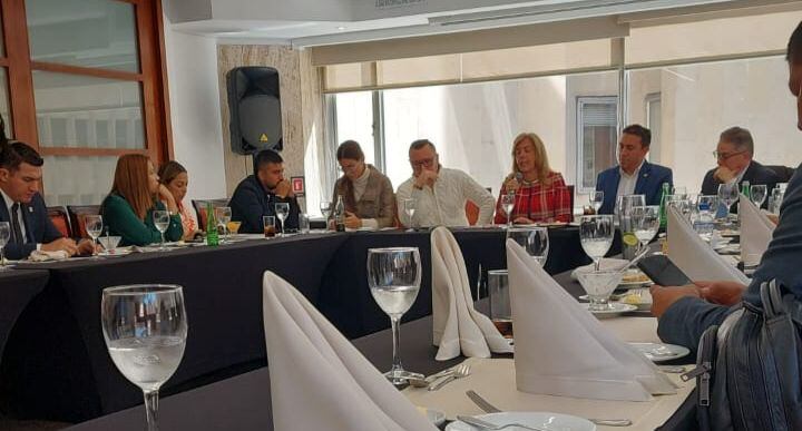 Alex Vega y Clara Luz Roldán se reunieron con la bancada de Cámara del Partido de la U.