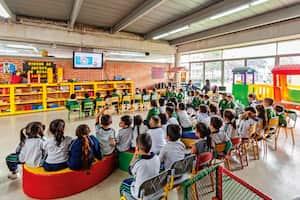 Año a año, la cumbre ha reunido a más de 800 asistentes, quienes han encontrado en este evento el lugar ideal para tender puentes y alianzas alrededor de las tareas pendientes en materia educativa en Colombia.