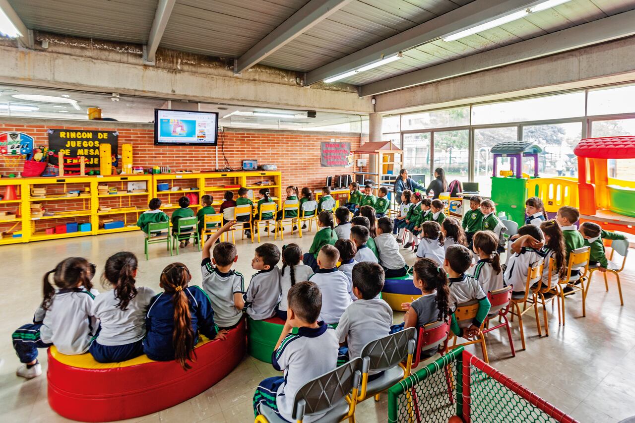 Año a año, la cumbre ha reunido a más de 800 asistentes, quienes han encontrado en este evento el lugar ideal para tender puentes y alianzas alrededor de las tareas pendientes en materia educativa en Colombia.