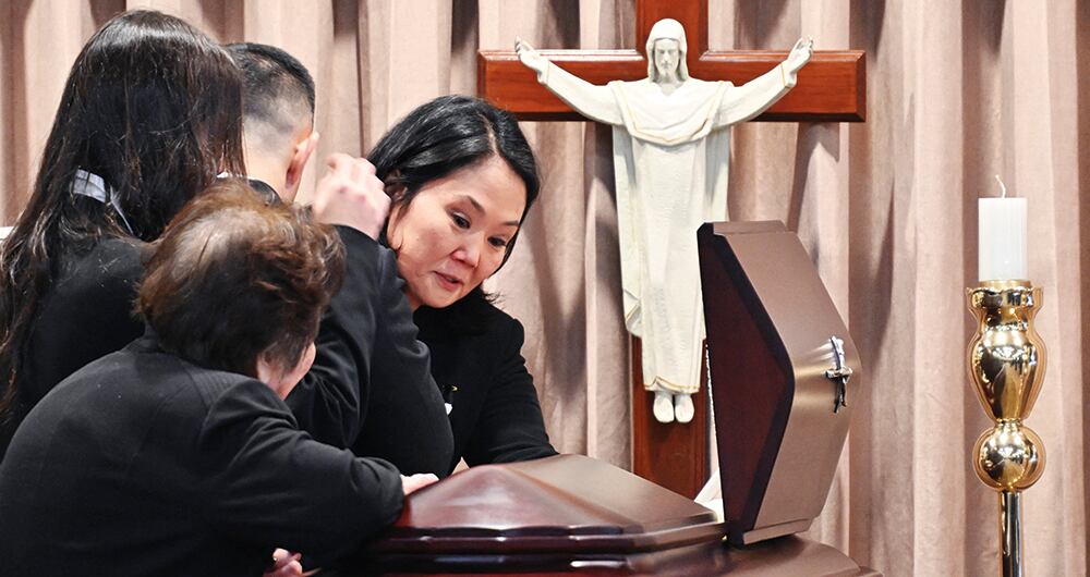 La muerte de Alberto Fujimori podría revivir la carrera política de su hija Keiko, quien ha perdido tres elecciones presidenciales en segunda vuelta. Así lo despidió su familia en su velorio.