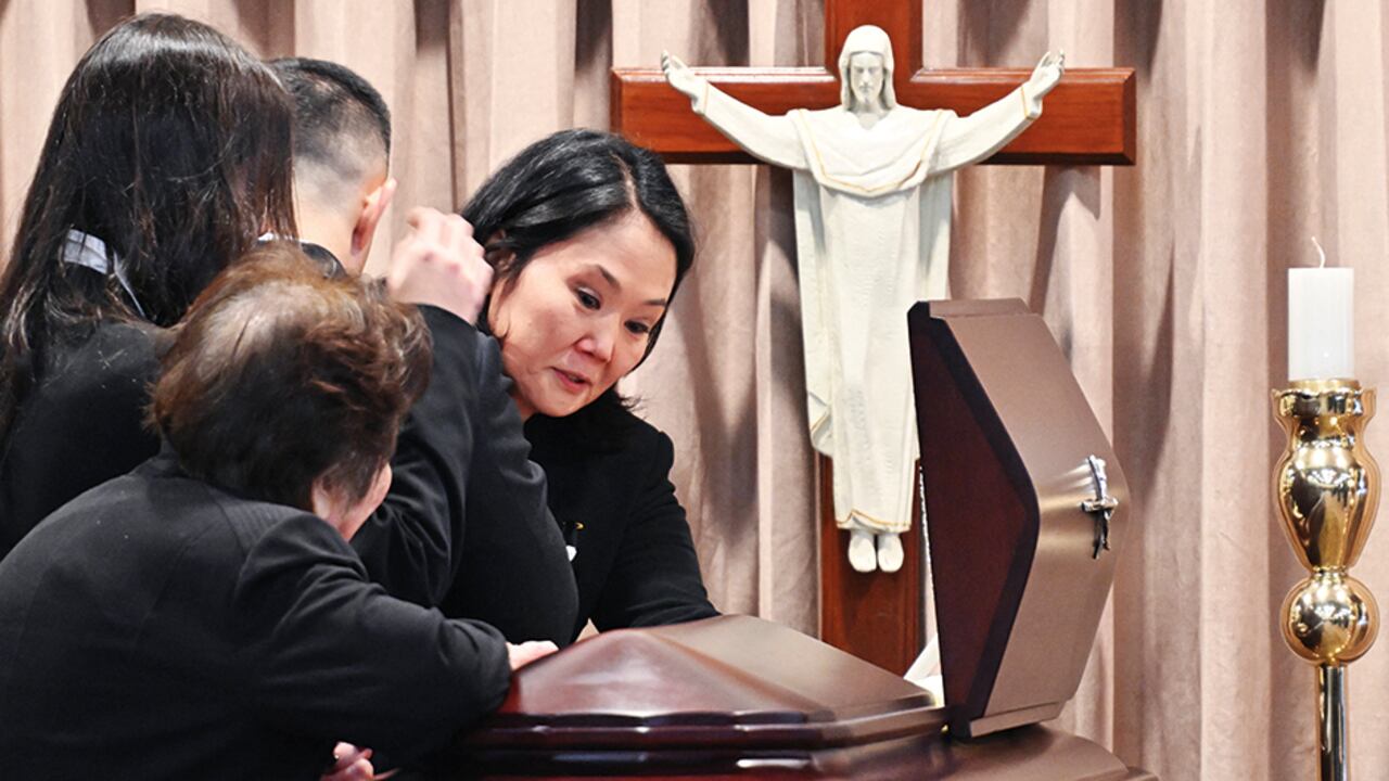 La muerte de Alberto Fujimori podría revivir la carrera política de su hija Keiko, quien ha perdido tres elecciones presidenciales en segunda vuelta. Así lo despidió su familia en su velorio.