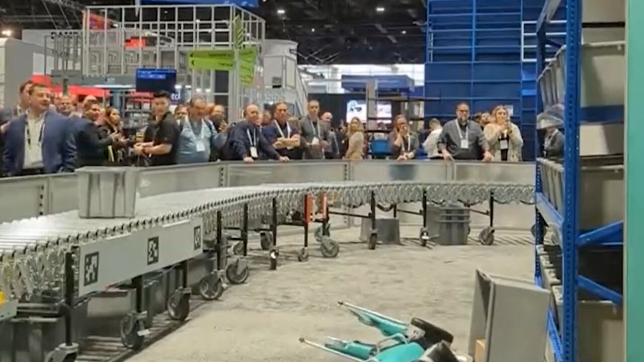 En medio de una demostración, el robot se desplomó.