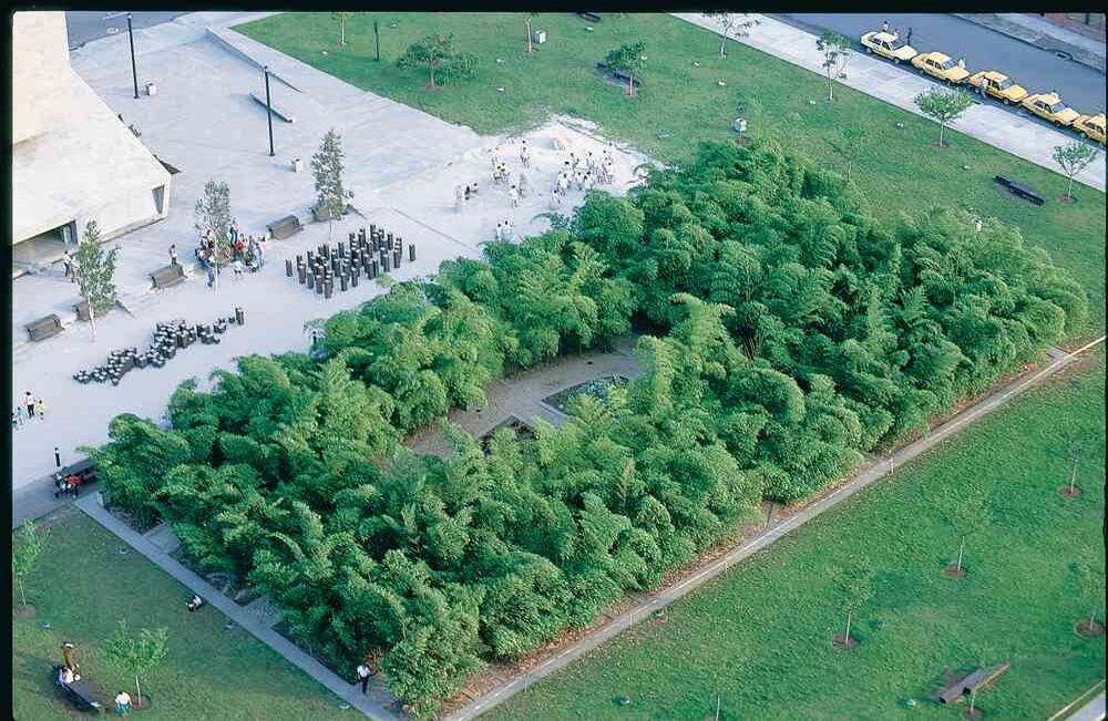 Panorámica del Parque de los Pies Descalzos, en Medellín, diseñado por Felipe Uribe de Bedout, Ana Elvira Vélez Villa y Giovanna Spera Velásquez.  Crédito foto: Germán Montes