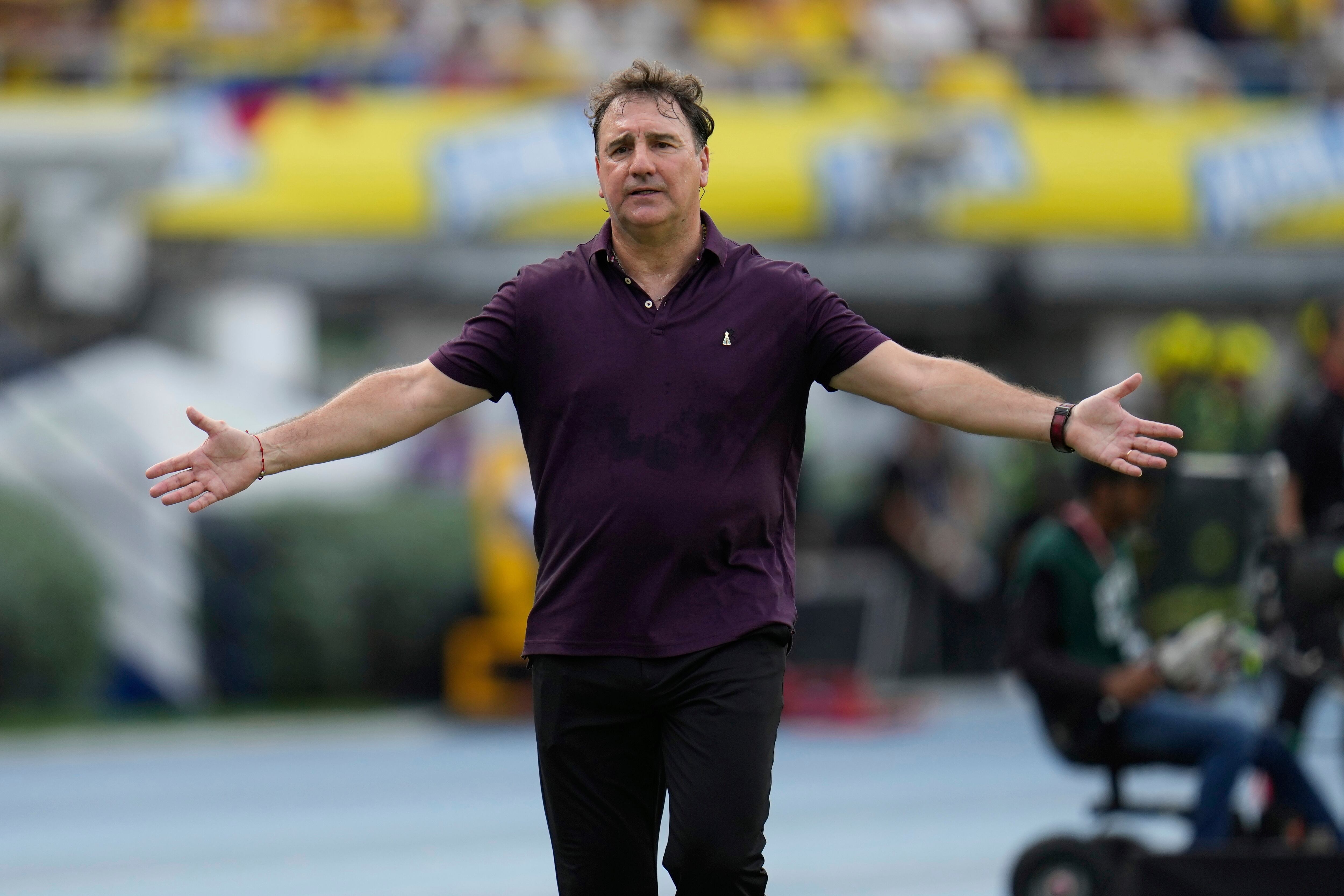 Colombia's coach Nestor Lorenzo gestures during a World Cup 2026 qualifying soccer match against Peru at Metropolitano stadium in Barranquilla, Colombia, Friday, June 6, 2025. (AP Photo/Fernando Vergara)