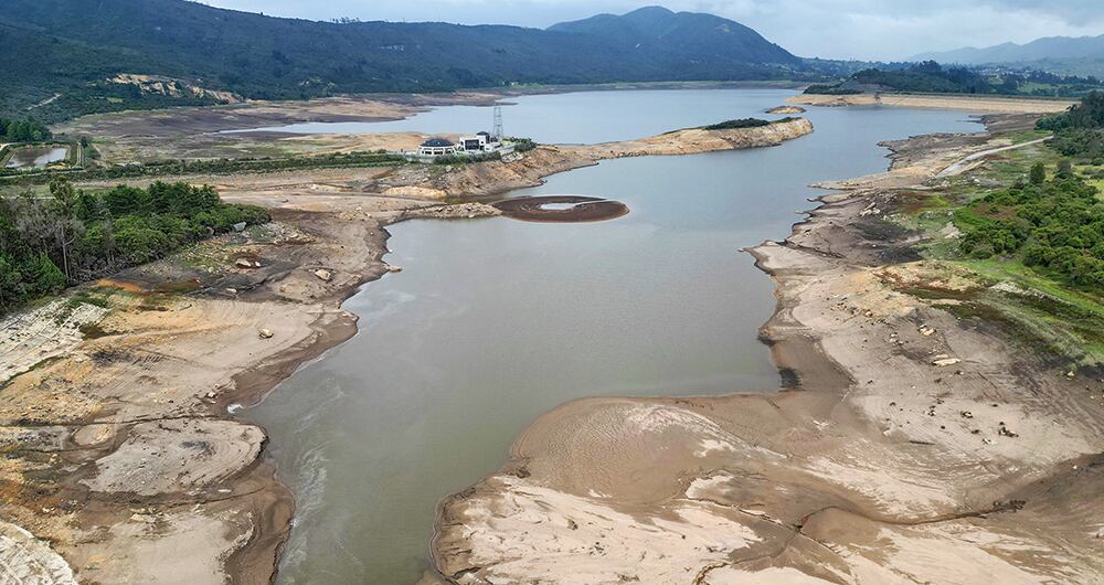    El nivel del sistema Chingaza sigue siendo crítico a pesar del ahorro que ha hecho la ciudadanía y cada vez está más lejos de la meta de 20 por ciento para el cierre de abril. En la zona no se pronostican fuertes lluvias. El alcalde Carlos Fernando Galán insiste en el ahorro. 