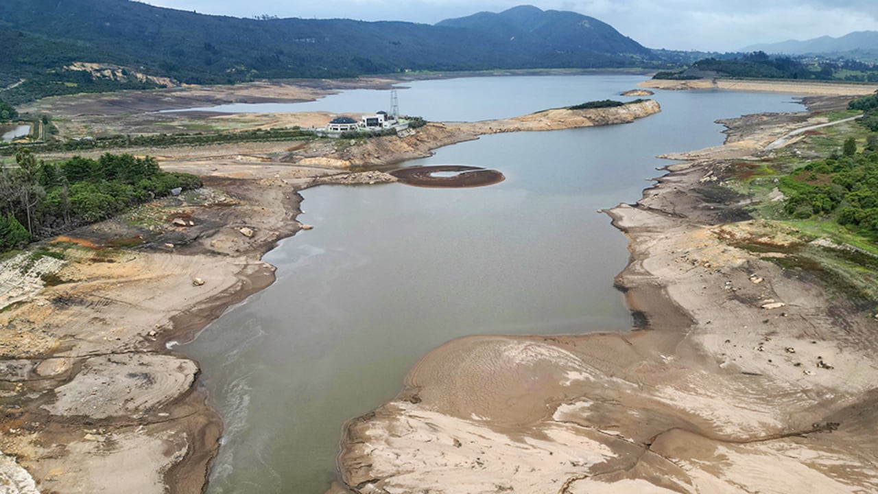 El nivel del sistema Chingaza sigue siendo preocupante, a pesar del ahorro que ha hecho la ciudadanía. El alcalde Carlos Fernando Galán insiste en el ahorro.