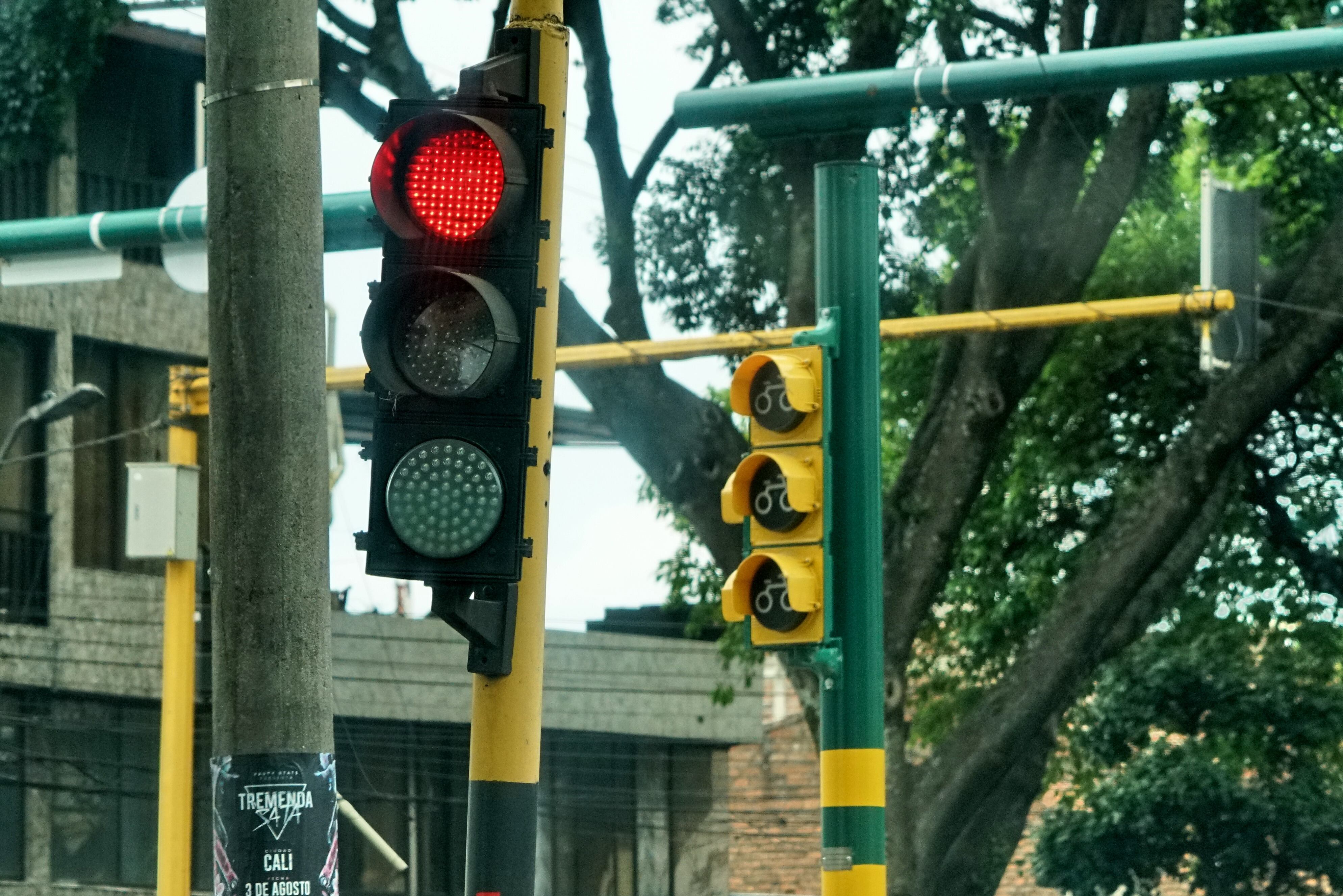 En algunos puntos metaforizados de Cali, se puede observar como los nuevos semáforos inteligentes instados por la anterior administración municipal, no funcionan, pero sí funcionan los viejos que deberían haber sido desinstalados. 26 de agosto de 2024. Foto Jorge Orozco / El País.