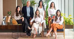 De izquierda a derecha, Dayana Ortega, directora de Riesgos Corporativos; Jaime González, presidente ejecutivo; Ana Karina Arrázola, asesora legal de Presidencia; María Alejandra Herrera, subdirectora de Análisis Financiero; Natalia Largo, directora de Asuntos Corporativos; y Olga Lucía Aguilar, gerente regional centro.