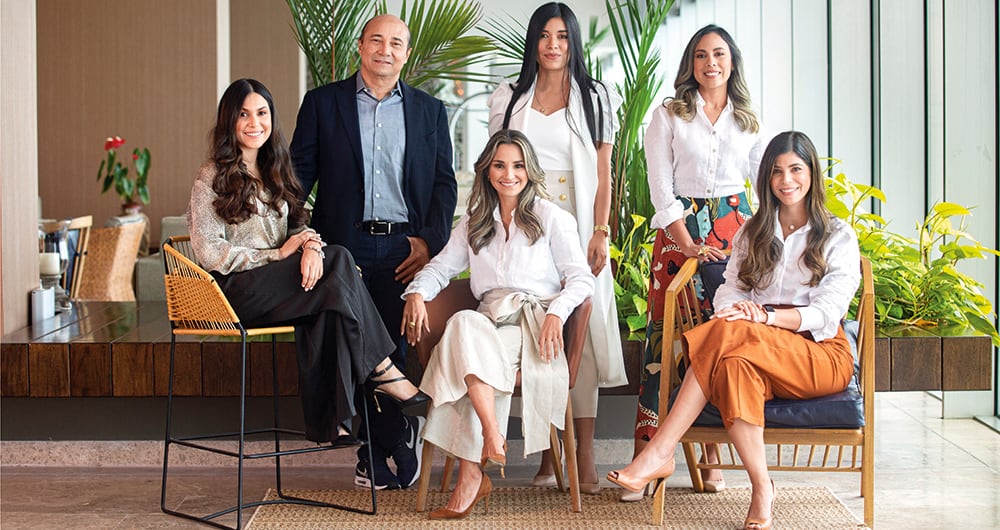 De izquierda a derecha, Dayana Ortega, directora de Riesgos Corporativos; Jaime González, presidente ejecutivo; Ana Karina Arrázola, asesora legal de Presidencia; María Alejandra Herrera, subdirectora de Análisis Financiero; Natalia Largo, directora de Asuntos Corporativos; y Olga Lucía Aguilar, gerente regional centro.