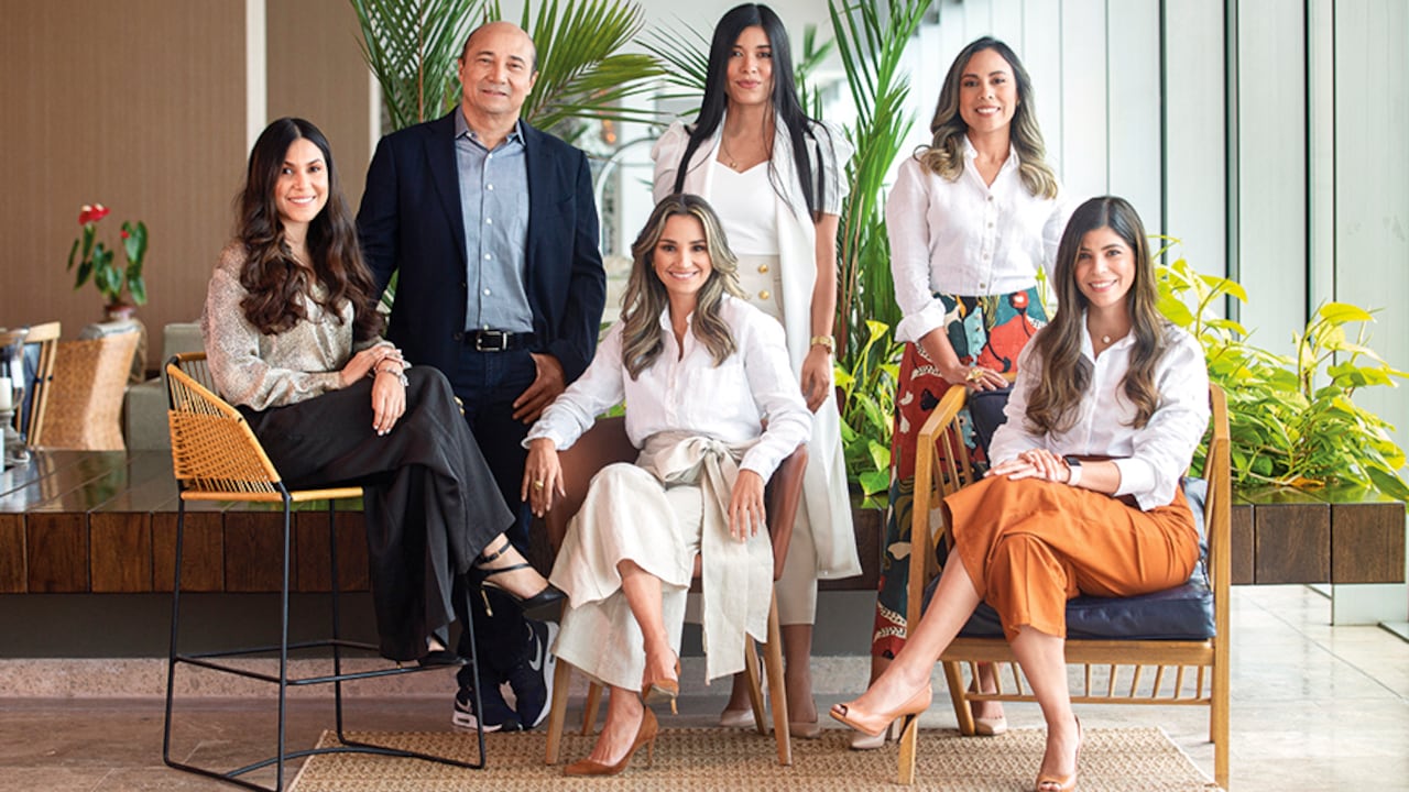 De izquierda a derecha, Dayana Ortega, directora de Riesgos Corporativos; Jaime González, presidente ejecutivo;
Ana Karina Arrázola, asesora legal de Presidencia; María Alejandra Herrera, subdirectora de Análisis Financiero;
Natalia Largo, directora de Asuntos Corporativos, y Olga Lucía Aguilar, gerente regional centro.