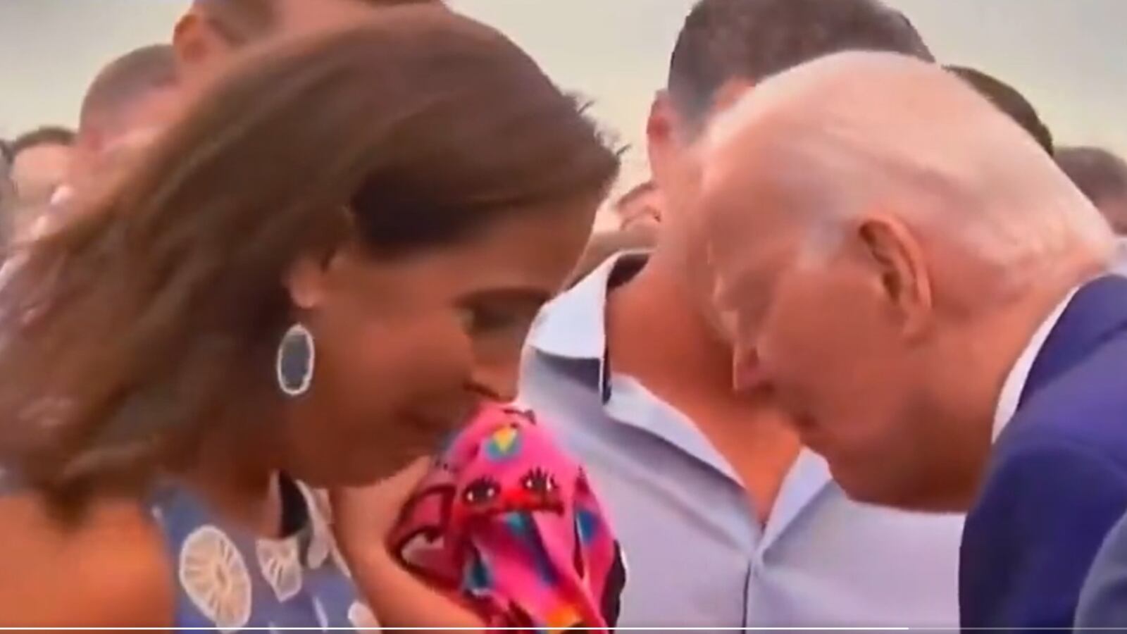 El escandaloso episodio ha sido criticado en redes sociales.