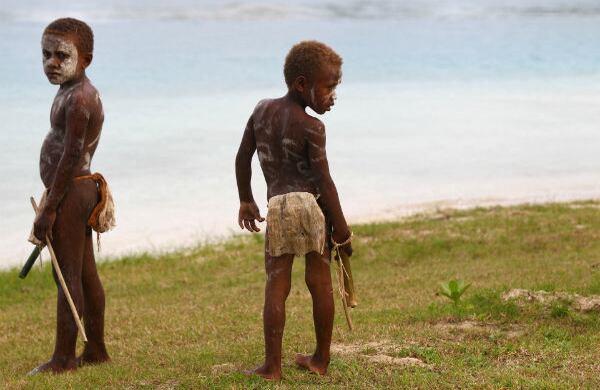 Niños y niñas nativos de la zona, esperan a los duques de Cambridge para la ceremonia de bienvenida. 

