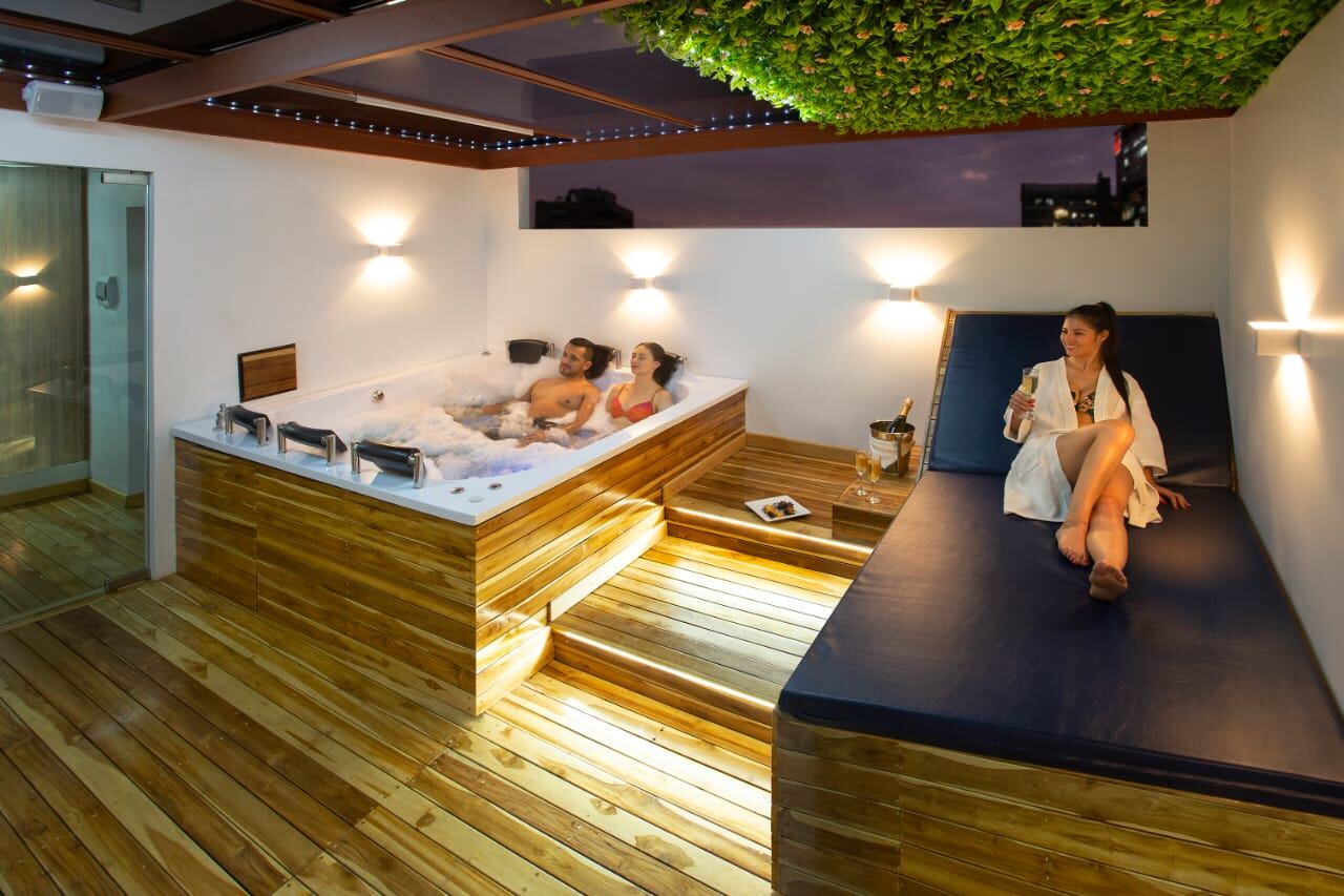 El entretenimiento y el placer también son importantes. Lancaster House cuenta con servicios de spa que incluye jacuzzi con solárium, sauna, gimnasio, bar-chimenea y dos restaurantes.