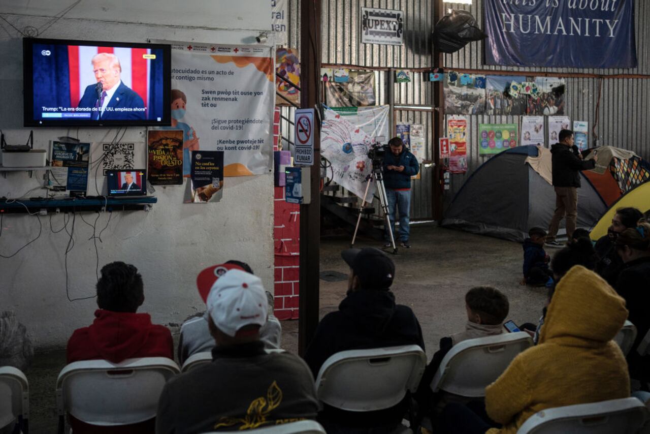 20 de enero de 2025, México, Tijuana: Migrantes latinoamericanos asisten a la toma de posesión del presidente estadounidense Trump en el albergue Juventud 2000 en Tijuana, México.