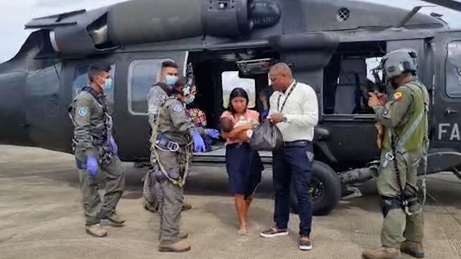 Así fueron evacuados 13 bebés indígenas que se encontraban en delicado estado de salud tras consumir alimentos en mal estado.