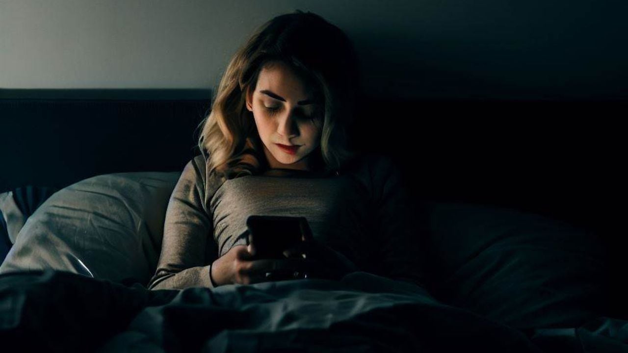 Los riesgos de utilizar un celular con la luz apagada.