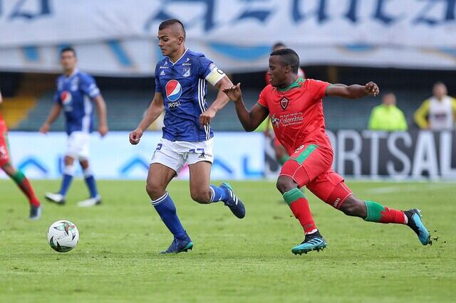Jhon Arias (der.) con los colores de Patriotas.