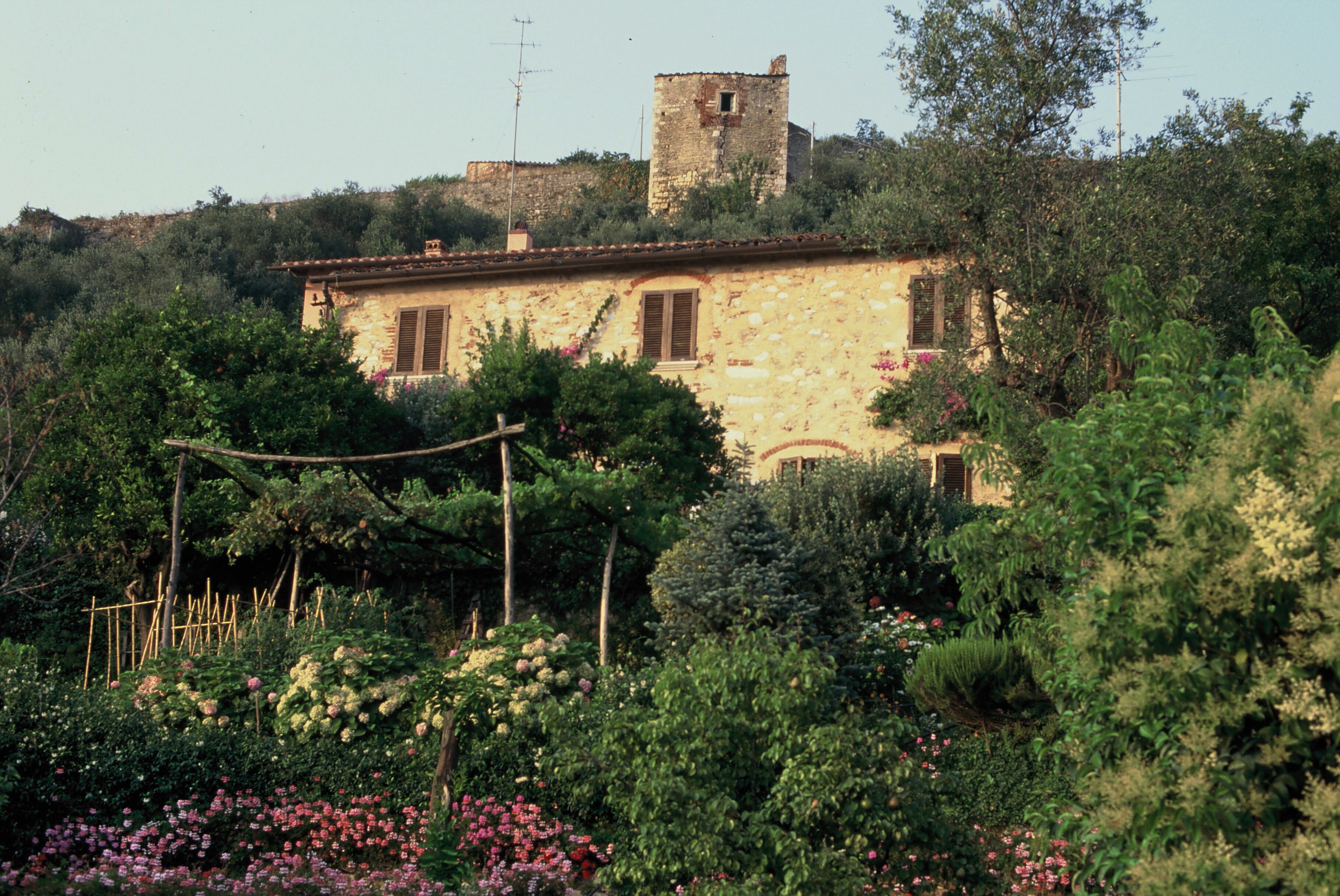 Una vista exterior de la casa de los artistas Fernando Botero y su esposa Sophia Vrai Sophia el 1 de julio de 1995 en Pietrasanta, Italia.