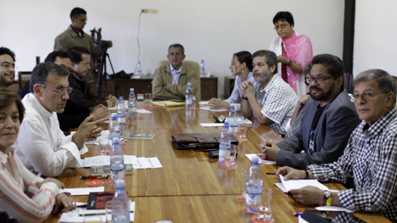 La comisión de seis congresistas con las FARC en La Habana.