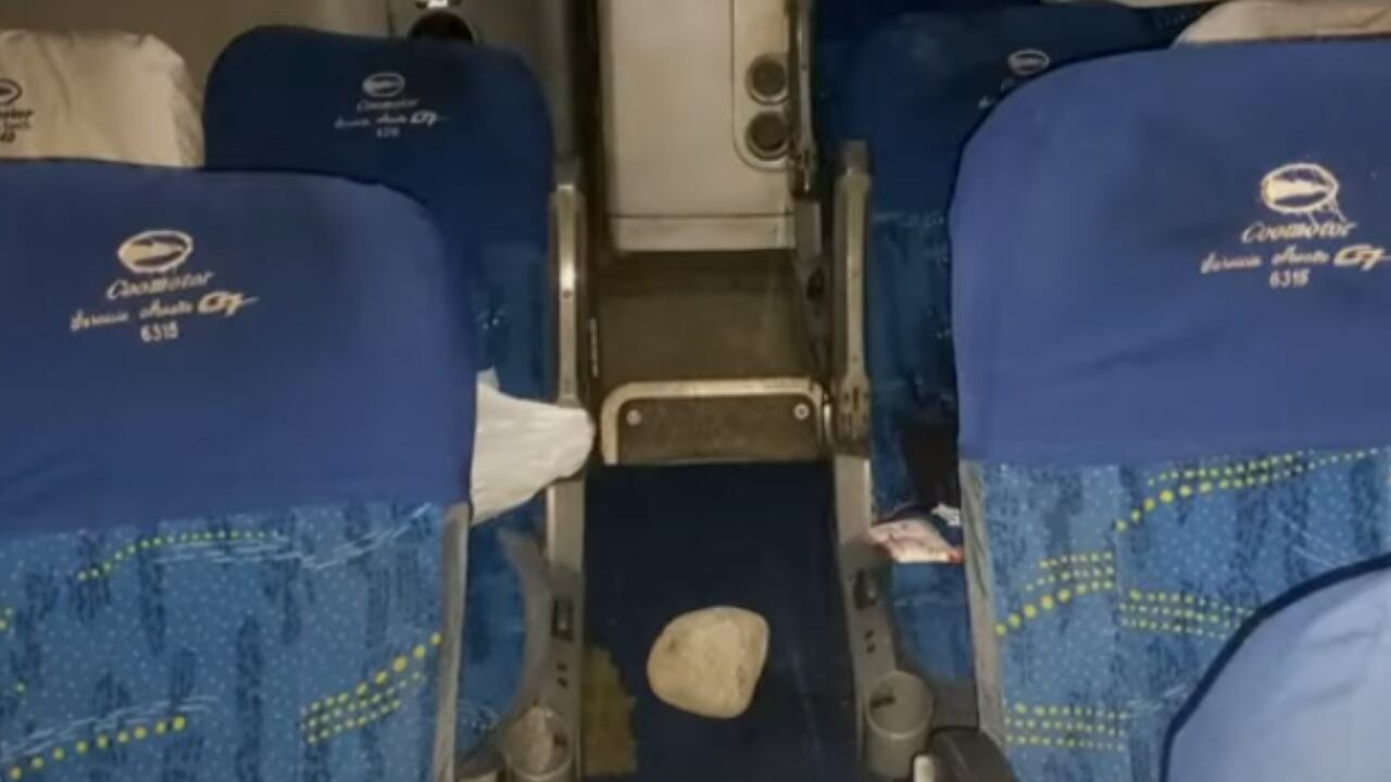 Delincuentes lanzaron una piedra contra un bus para tratar de atracar a sus 45 pasajeros; tres persnas resultaron heridas tras el impacto