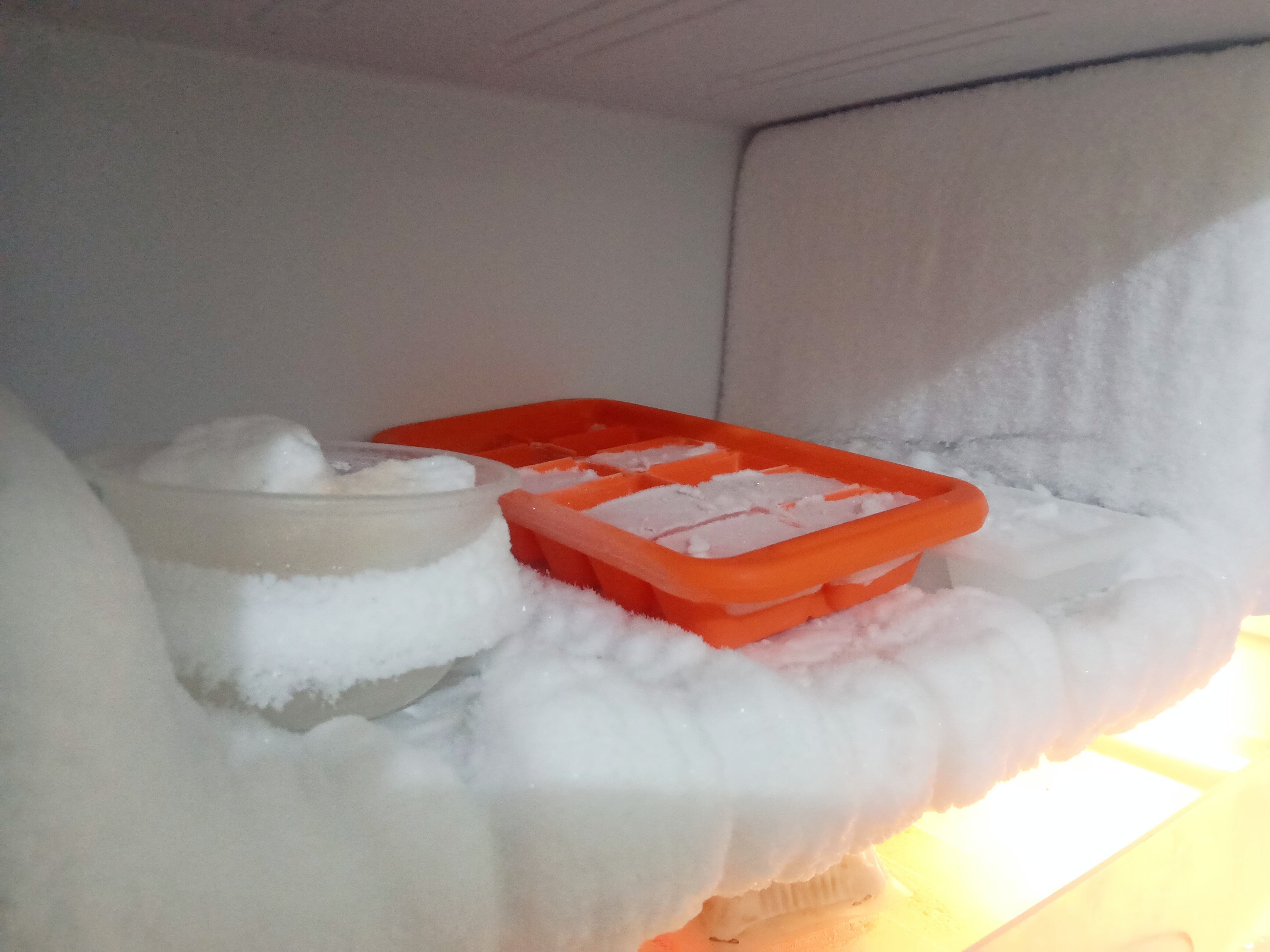 Trucos para derretir el hielo acumulado de la nevera