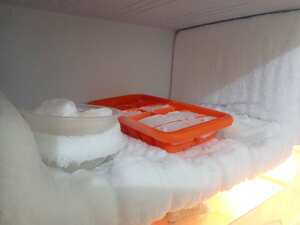 Hielo acumulado en el congelador