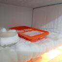 Hielo acumulado en el congelador