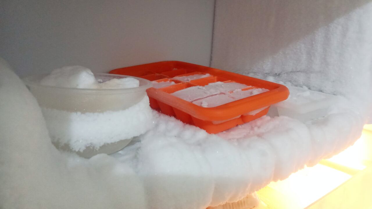 Hielo acumulado en el congelador.