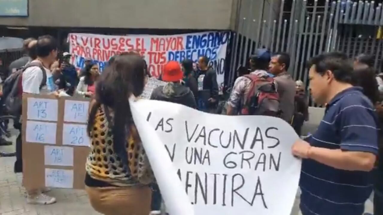 Activistas cristianos realizan plantón contra la vacunación anticovid