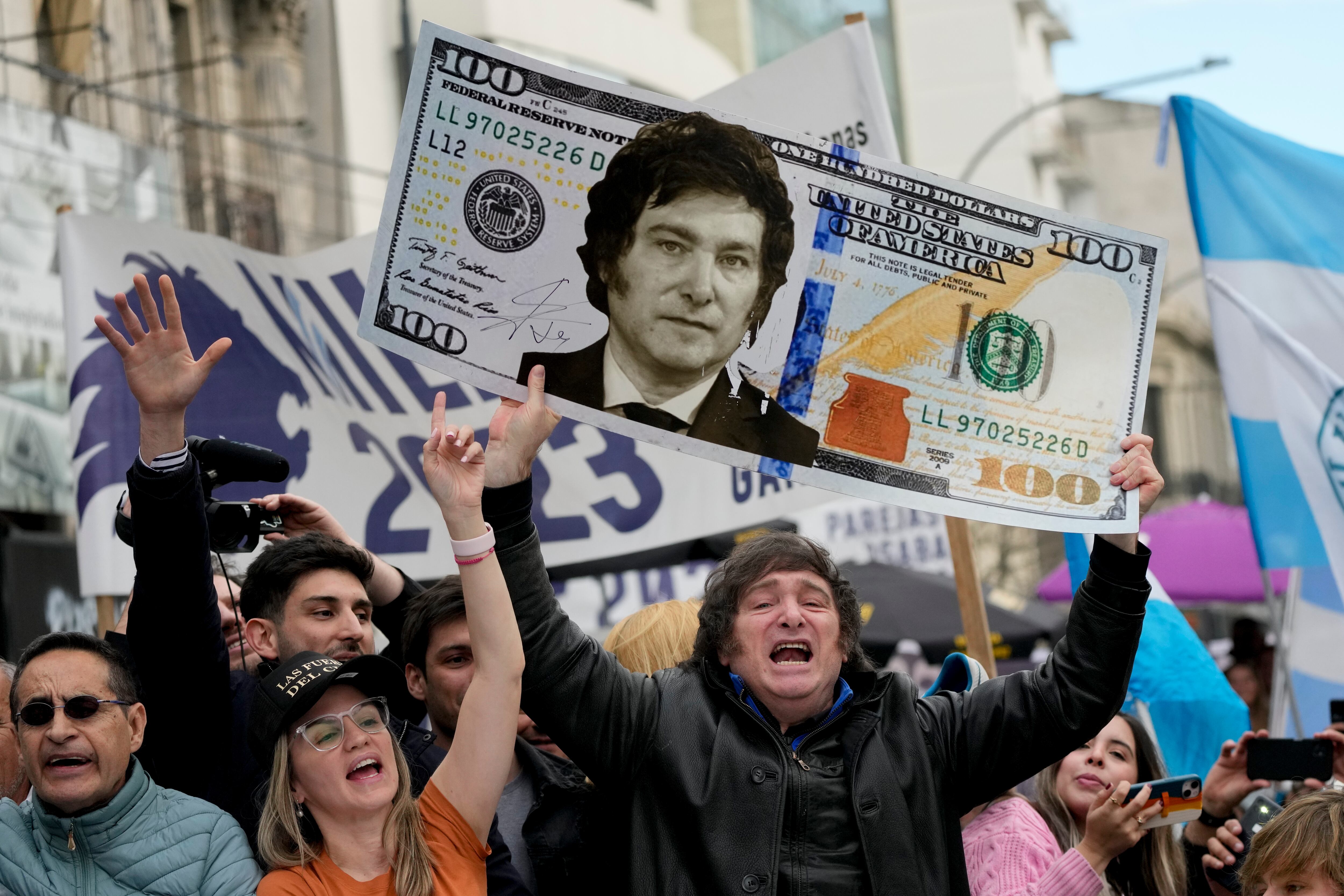 English tiene encargos de admiradores de Paraguay y Chile, que le han pedido que pinte al rockero argentino Charly García en el billete de cinco pesos y a Diego Maradona en el de 10, el número que portaba en su camiseta el célebre delantero de la selección nacional.