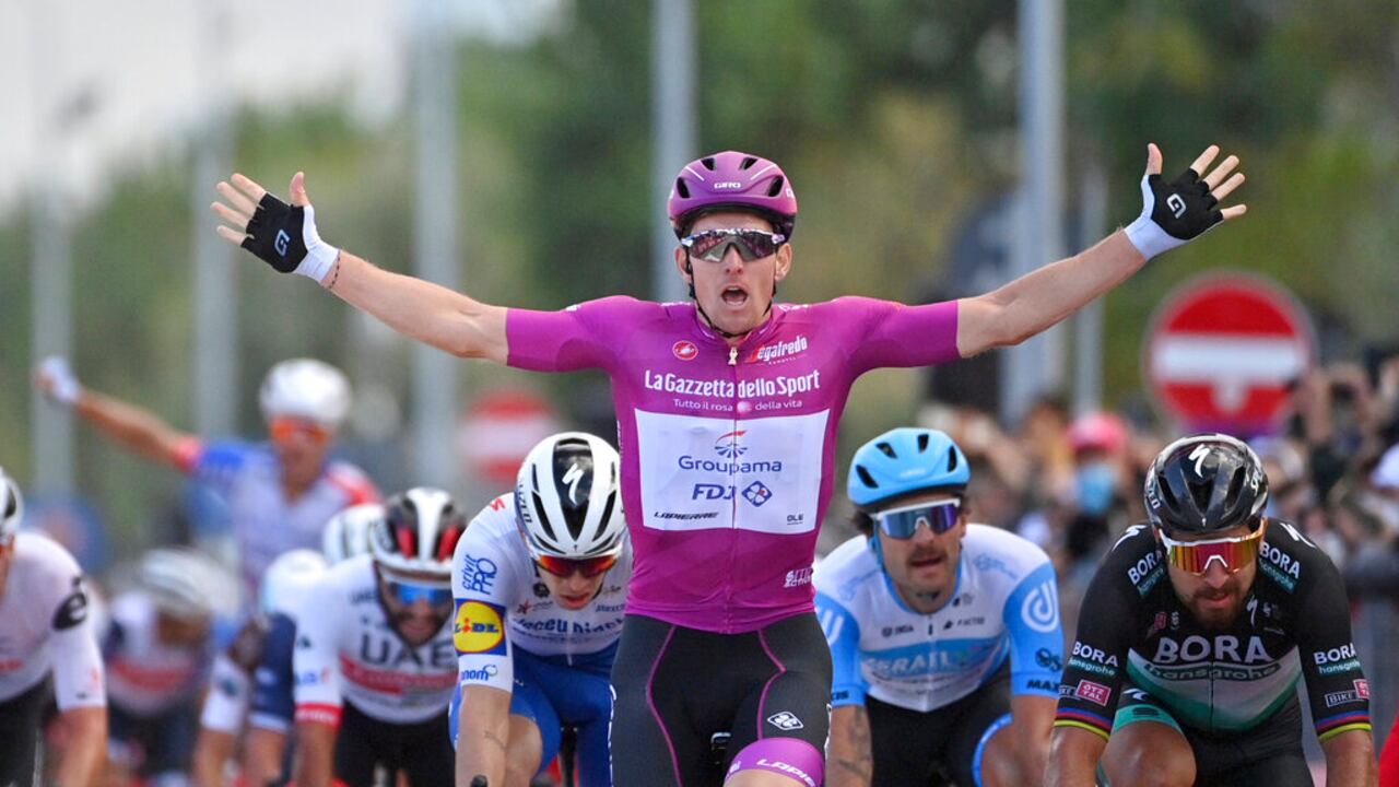 El triunfo de Démare en la etapa 11 del Giro 2020. A la izquierda de Démare, en la foto, Álvaro Hodeg y más atrás, Fernando Gaviria.