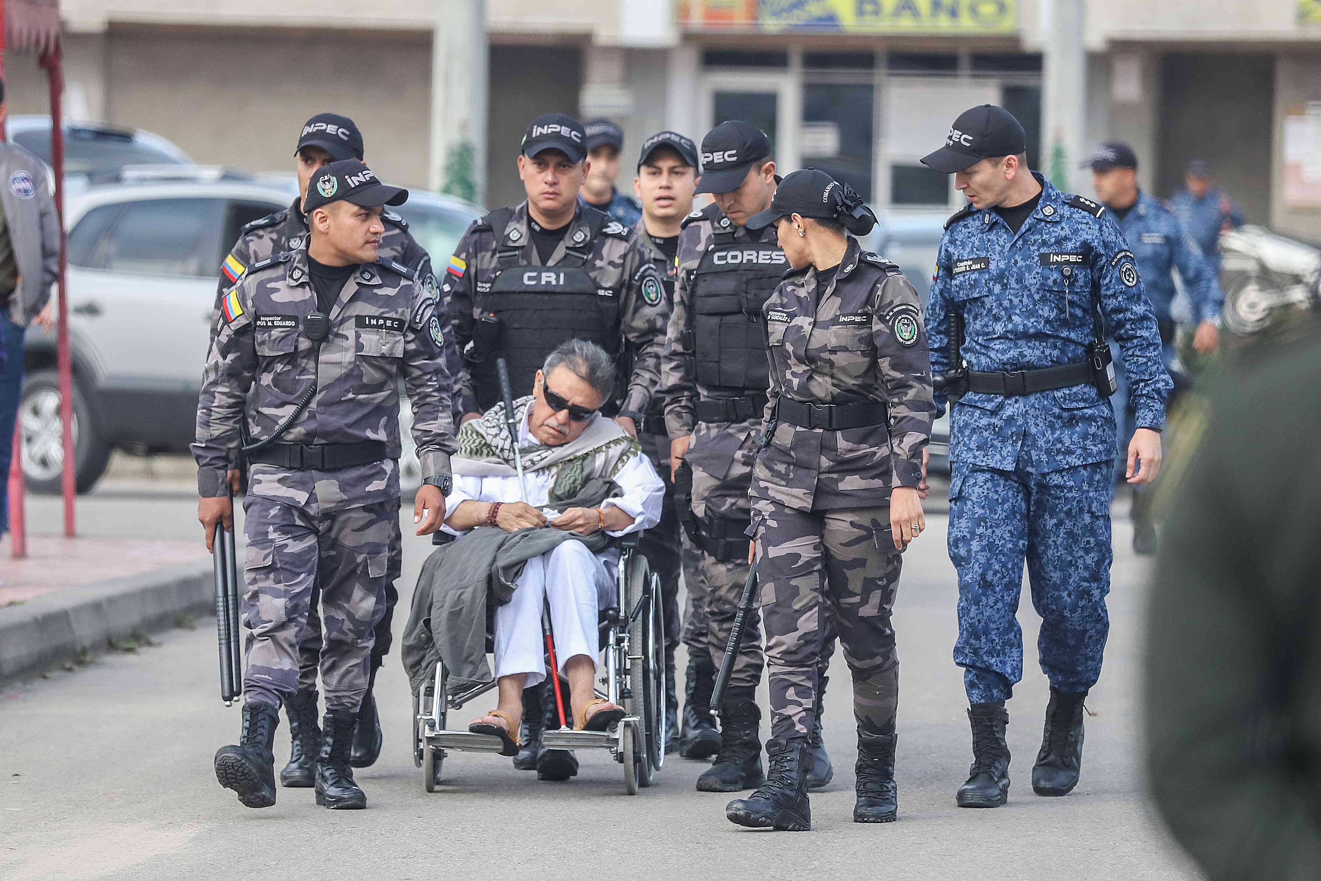 Este viernes 17 de mayo el país evidenció una escena digna de una película de acción. Cuando se esperaba que saliera en libertad, Santrich fue recapturado a la salida de la cárcel La Picota. Se supone que quedaría en libertad por orden de la Sala de Revisión de la JEP. Sin embargo, la Fiscalía llegó con nuevos cargos en su contra. Foto: Diana Rey / SEMANA.