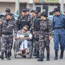 Este viernes 17 de mayo el país evidenció una escena digna de una película de acción. Cuando se esperaba que saliera en libertad, Santrich fue recapturado a la salida de la cárcel La Picota. Se supone que quedaría en libertad por orden de la Sala de Revisión de la JEP. Sin embargo, la Fiscalía llegó con nuevos cargos en su contra. Foto: Diana Rey / SEMANA.