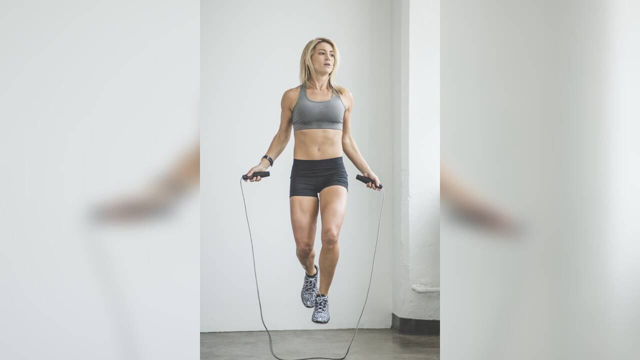 Saltar cuerda 15 minutos es un buen ejercicio que recomiendan los expertos para mejorar la circulación en las piernas. Foto: GettyImages.