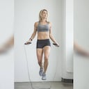 Saltar cuerda 15 minutos es un buen ejercicio que recomiendan los expertos para mejorar la circulación en las piernas. Foto: GettyImages.