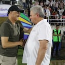Alfredo Arias y Hernán Darío Herrera se saludan en un partido de Junior vs. Once Caldas