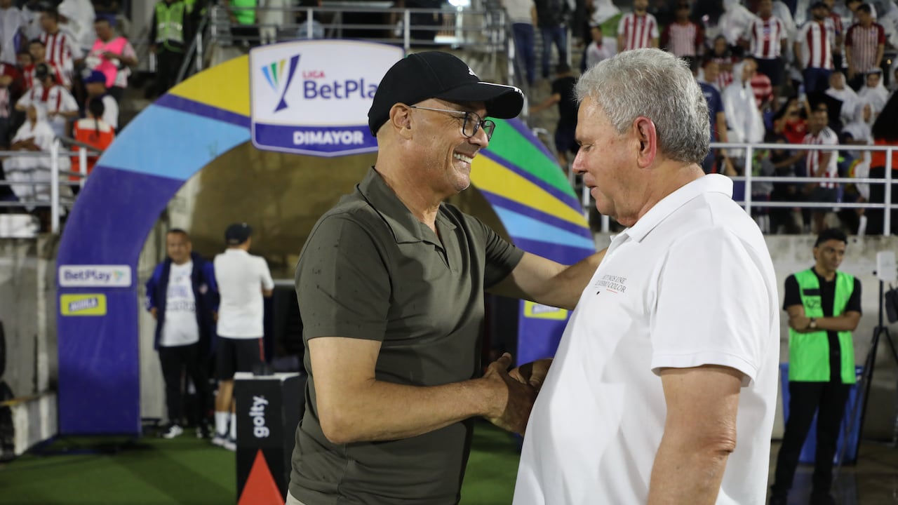 Alfredo Arias y Hernán Darío Herrera se saludan en un partido de Junior vs. Once Caldas
