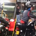 El hombre decidió acudir al transporte público para movilizar su motocicleta varada.