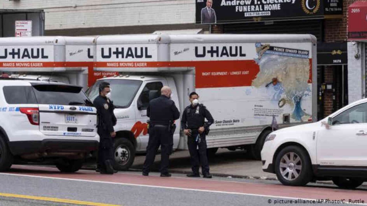 hallan en Nueva York decenas de muertos apilados en camiones