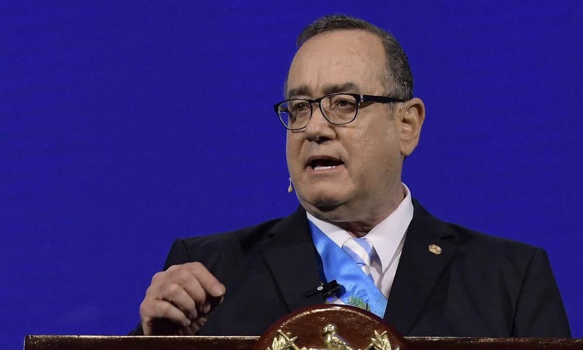 El presidente de Guata mala enciende la polémica con cuestionada frase sobre Gustavo Petro.