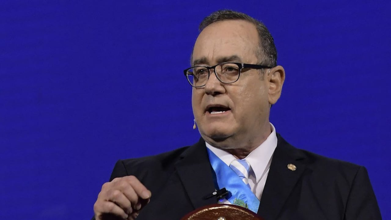 El presidente de Guata mala enciende la polémica con cuestionada frase sobre Gustavo Petro.