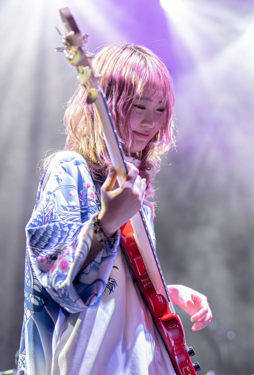 Wakazaemon, bajista de la banda de Marty Friedman. Se dice que su presencia en el escenario es eléctrica.