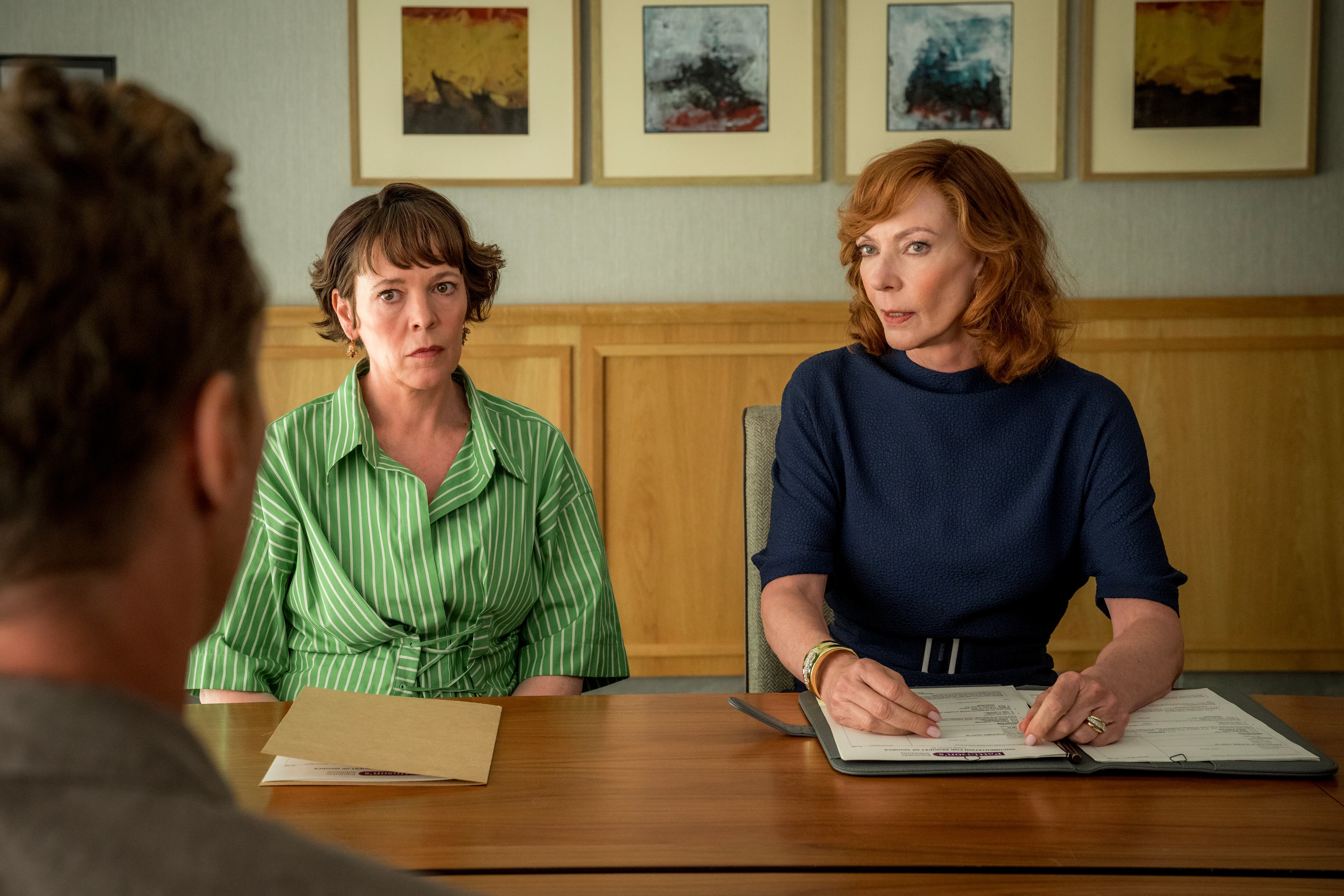 Olivia Colman y Allison Janney en THE ROSES. Foto: Lara Cornell, Searchlight Pictures.