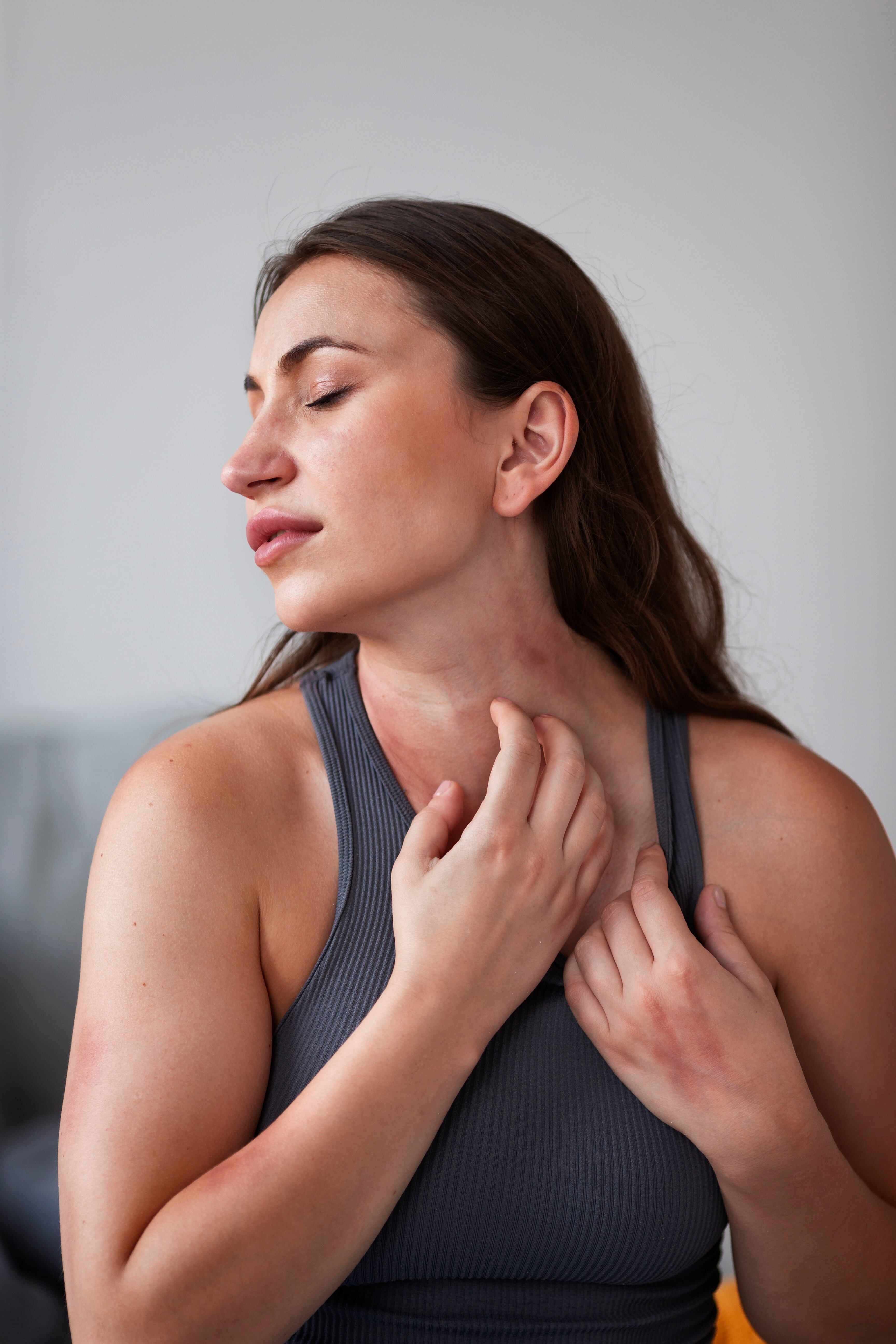 Se conoce como lupus eritematoso sistémico (LES), donde el término eritematoso hace referencia a las lesiones de la piel, “que característicamente son enrojecidas y desencadenadas por la exposición a la luz solar”.