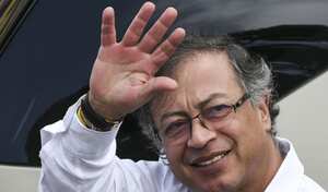 Gustavo Petro saluda a su llegada al Palacio de Miraflores en Venezuela para reunirse con Nicolás Maduro
