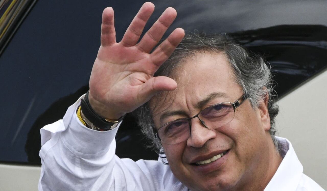 Gustavo Petro saluda a su llegada al Palacio de Miraflores en Venezuela para reunirse con Nicolás Maduro
